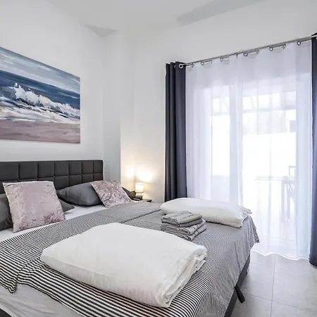 Gorgeous In With Kitchen Holiday home *