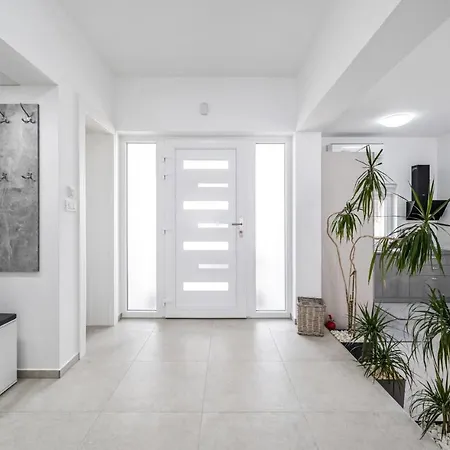 Holiday home Gorgeous In With Kitchen Vodice