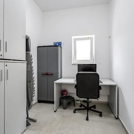 Holiday home Gorgeous In With Kitchen Vodice