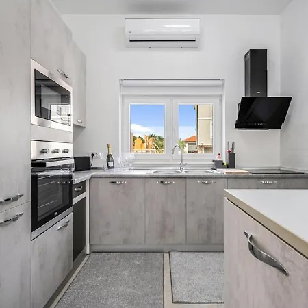 Gorgeous In With Kitchen Holiday home *