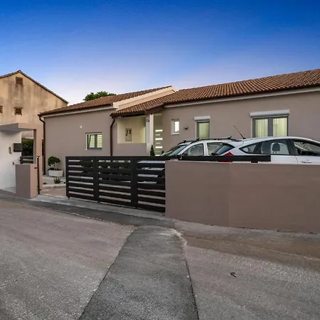 Gorgeous In With Kitchen Holiday home