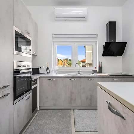 Vikendica Gorgeous In With Kitchen