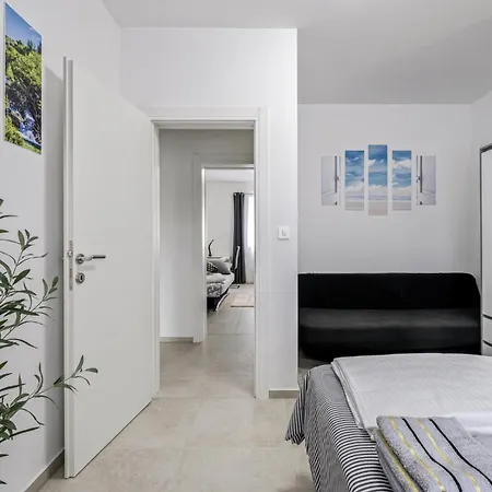 Holiday home Gorgeous In With Kitchen Vodice