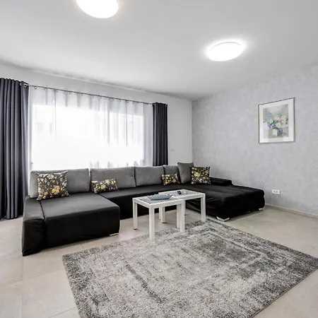 Vikendica Gorgeous In With Kitchen