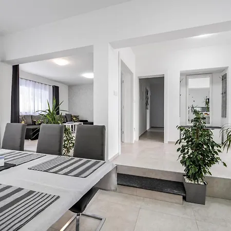 Holiday home Gorgeous In With Kitchen