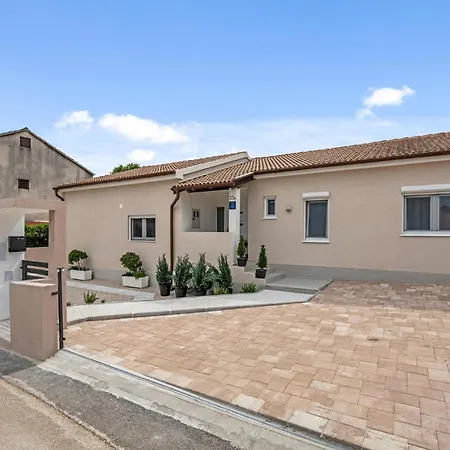 Gorgeous In With Kitchen Holiday home *